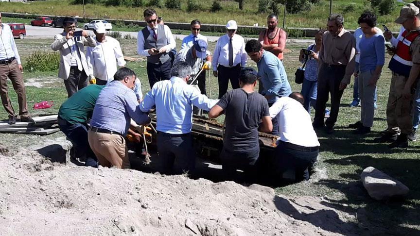 İşgalci Rus subayın cesedi toprağa verildi