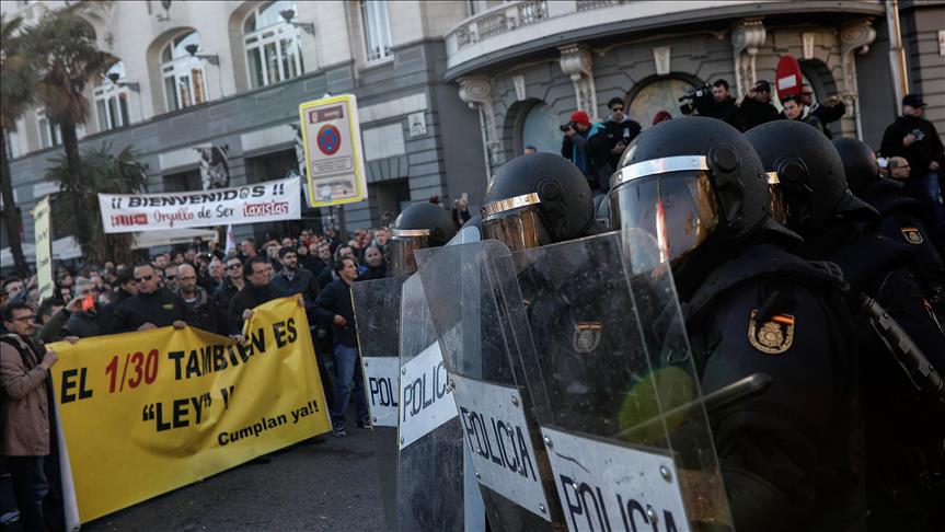 Sigue huelga de taxistas contra Uber y Cabify en Barcelona y Madrid