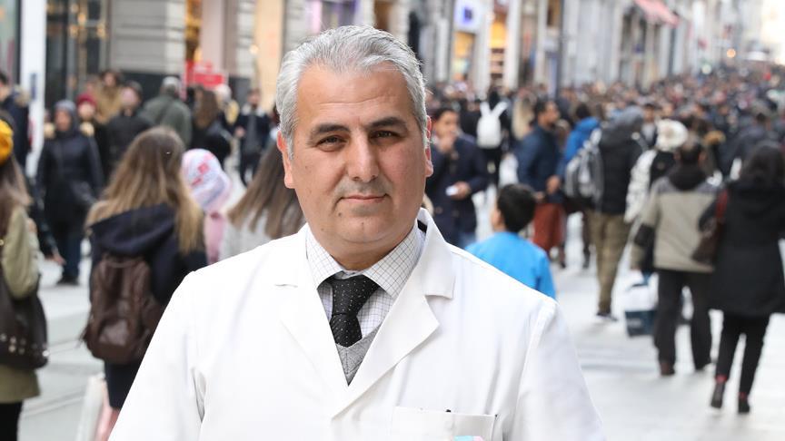 Babadan miras beyaz önlüğüyle içli köfte satıyor