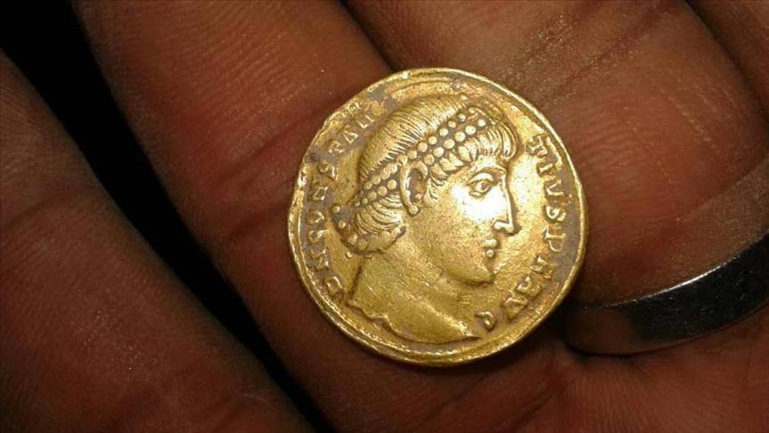 يمنيون يعثرون على عملات ذهبية قديمة جنوبي البلاد