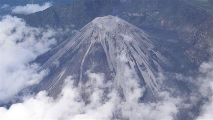 Alerta en Ecuador por emisión de gases y ceniza del volcán Reventador