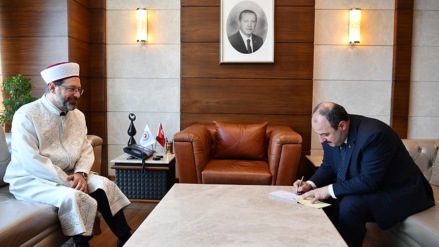 Bakanlardan Türkiye Diyanet Vakfına kurban bağışı