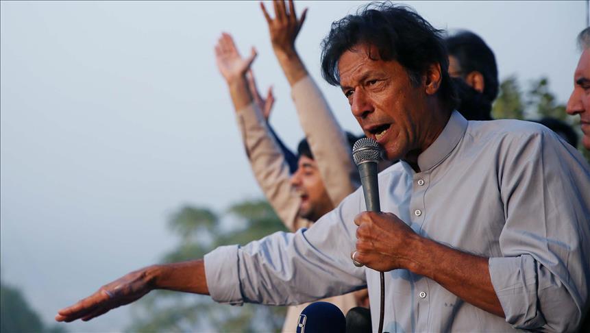 Pakistan’s populist leader scrambles to form government