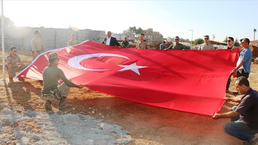 Еще один турецкий флаг поднят над границей с Сирией 