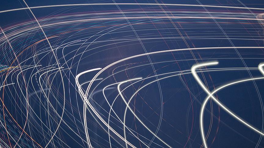 Atomlar elektronlarıyla ışık hızına yaklaştı