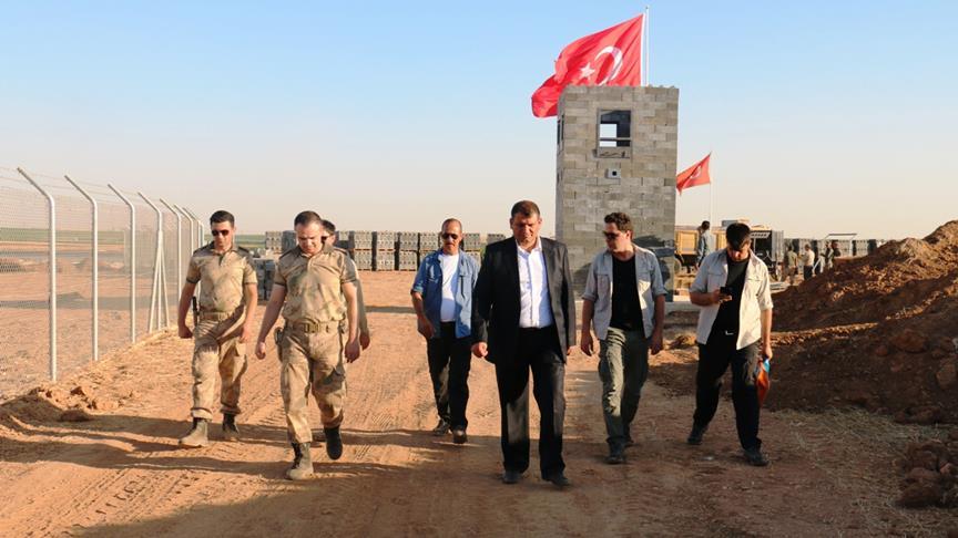 Suriye Sinirina 6 Metrelik Turk Bayragi