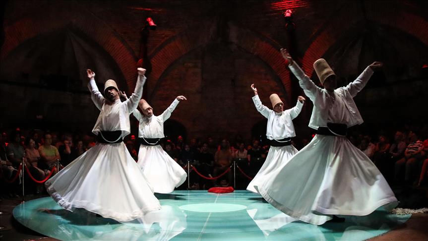 Priten turistët me "vallet turke" dhe "ritualin Sema"