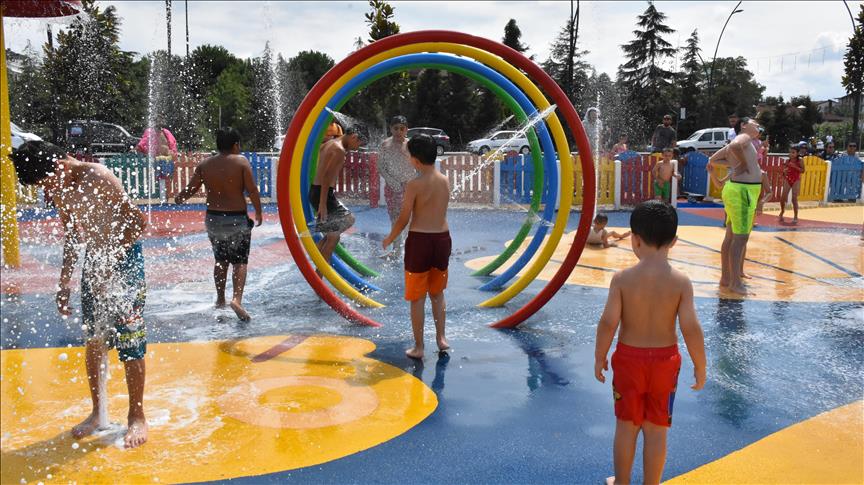 Ordu Da Cocuklar Su Oyun Parkinda Serinliyor
