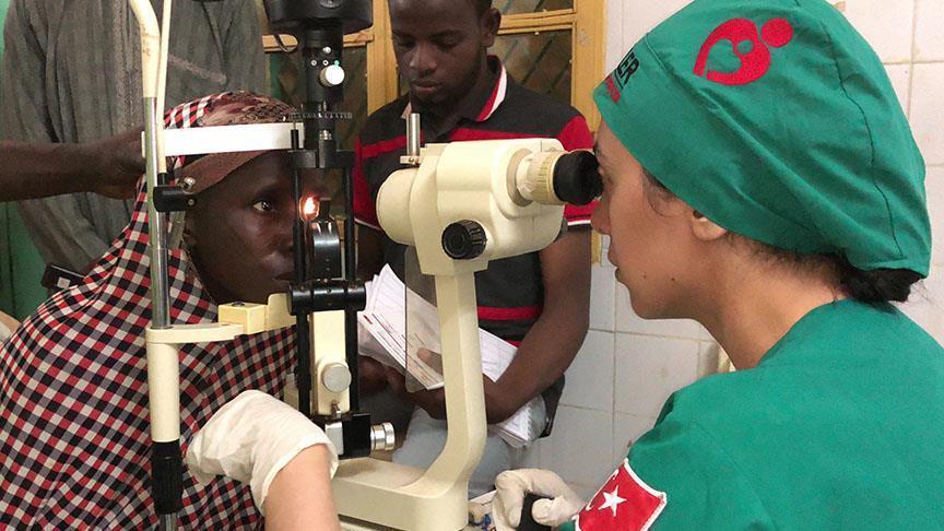 أطباء أتراك يستعيدون بصر امرأة كفيفة في النيجر