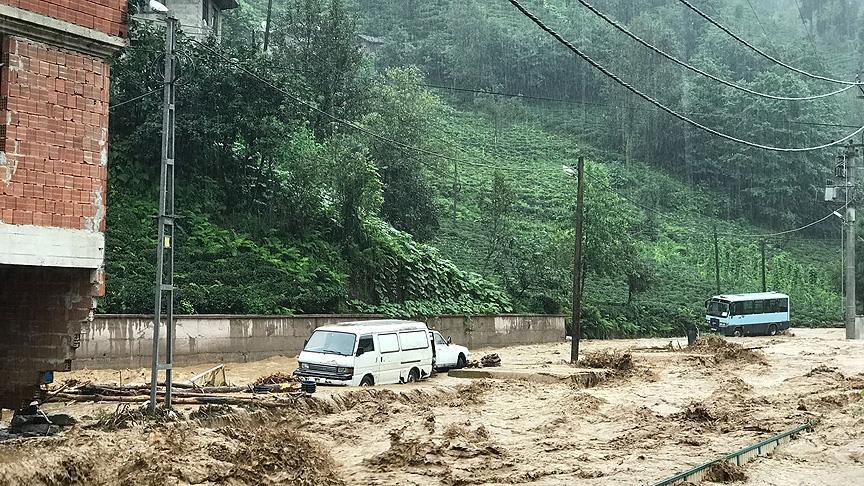 Şiddetli yağışın yol açtığı taşkında mahsur kaldılar