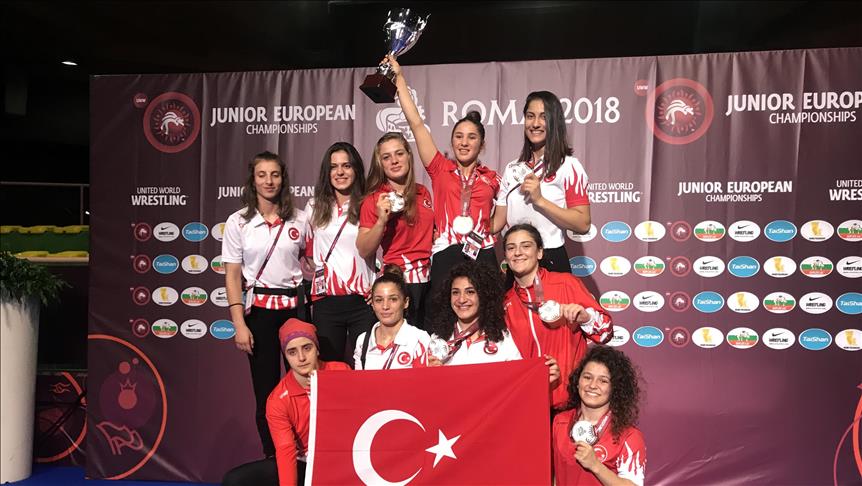 Turkey’s junior wrestler bags gold medal