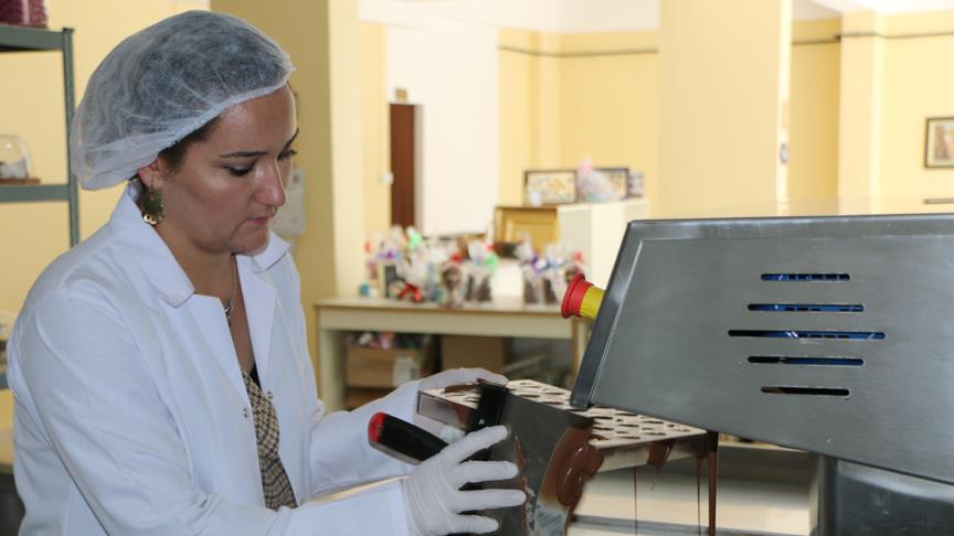 Evde başladığı çikolata üretimini imalathaneye taşıdı