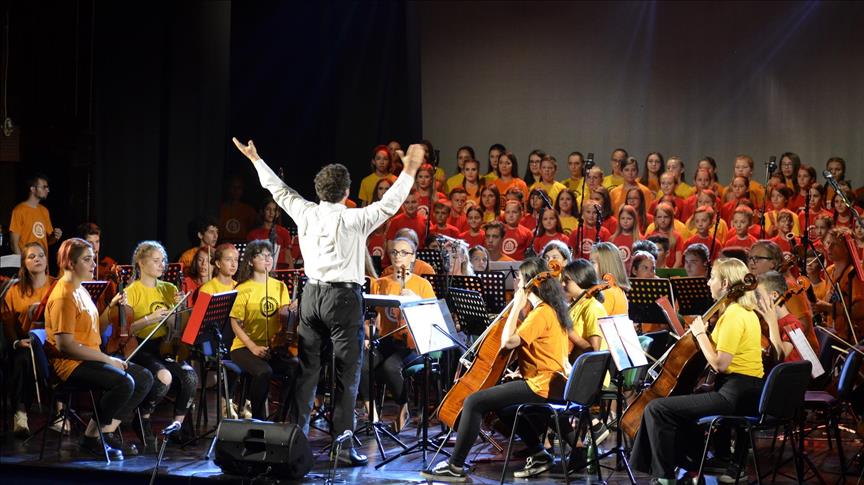Boşnak, Sırp ve Hırvat çocuklar Srebrenitsa'da konser verdi
