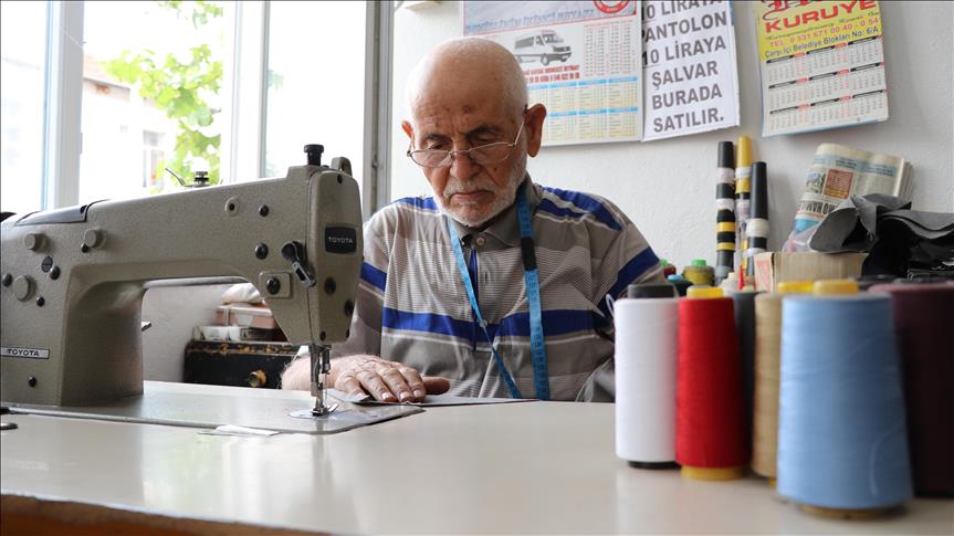 90'lık terzinin mesleğinde 80'inci yılı