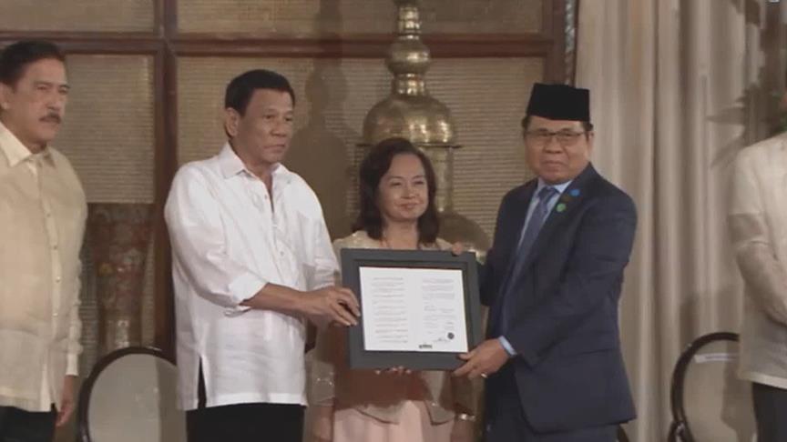 Filipinler'de Duterte BOL'u MİKC'ye sundu