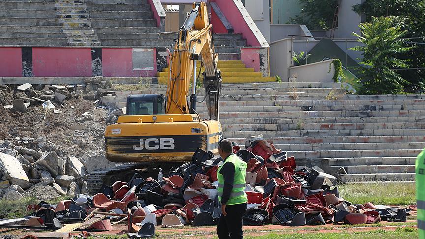 Eskişehir'de 'millet bahçesi' için stadın yıkımına başlandı