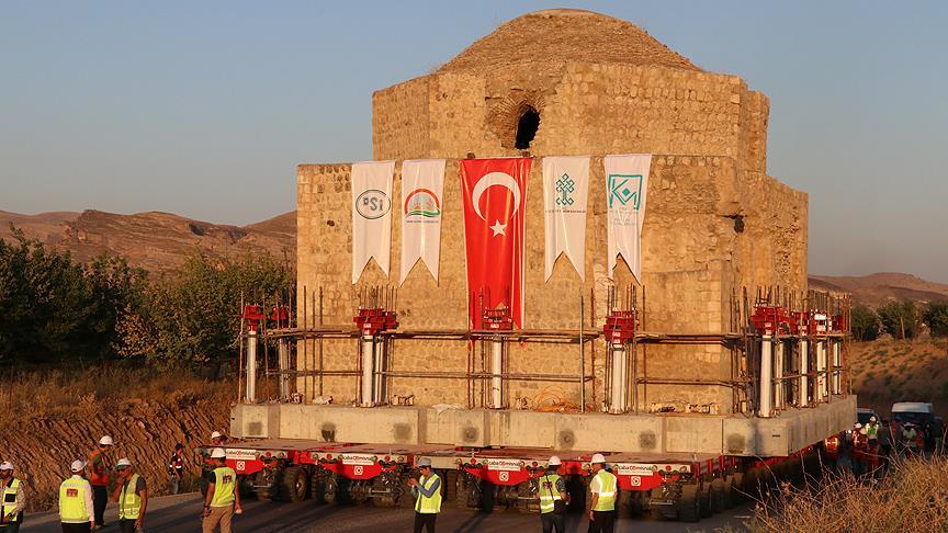 Tarihi Artuklu Hamamı yeni yerine doğru yola çıktı