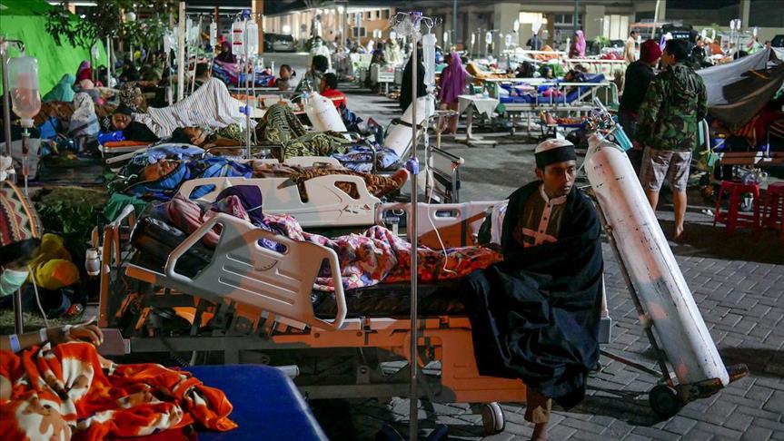 Tim SAR evakuasi jemaah shalat Isya korban gempa Lombok