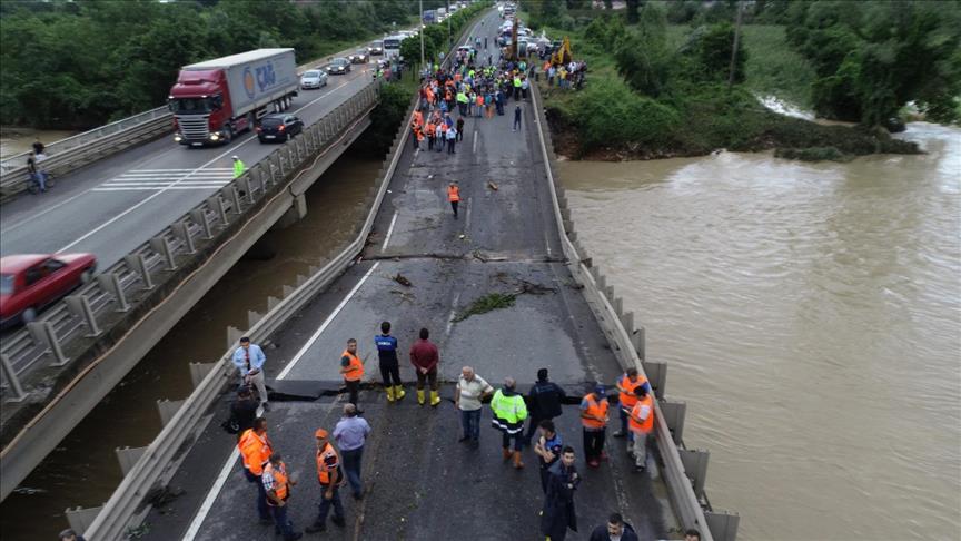 Turquie: Le min. de l'Intérieur et le chef de l'AFAD à Ordu, suite aux inondations
