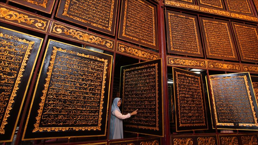 Indonesie Le Plus Grand Coran En Bois Au Monde Suscite L Interet Indonesie Le Plus Grand Coran En Bois Au Monde Suscite L Interet