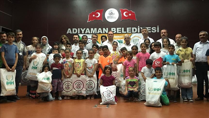 Adıyaman'da yetim çocuklara bayramlık