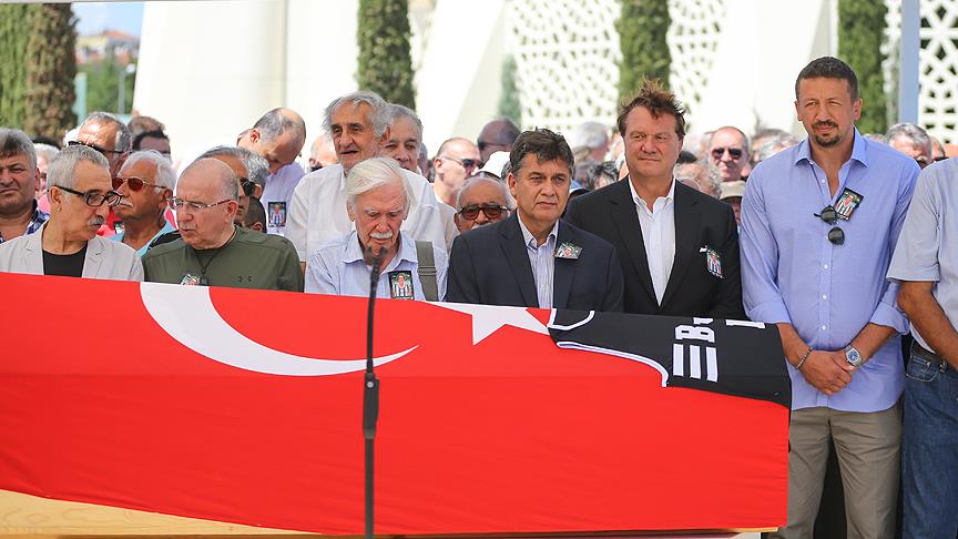 Beşiktaş'ın efsane kaptanı Battal Durusel son yolculuğuna uğurlandı