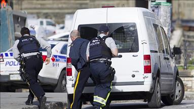 2 police officers die in shooting in Canada
