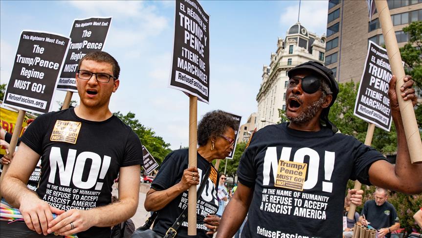 Protesta de nacionalistas blancos en EEUU, opacada por sus opositores
