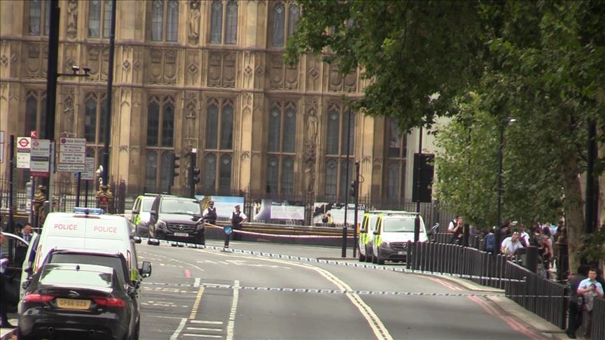 Londres/Une voiture fonce sur le Parlement: La police anti-terroriste chargée de l'enquête