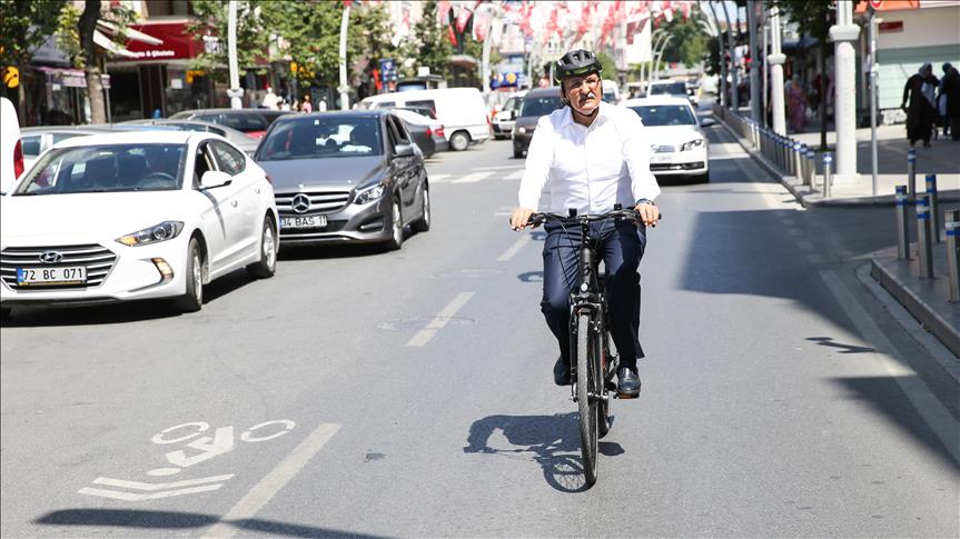 Belediye başkanından şehir içi trafiğe 'bisikletli' çözüm arayışı