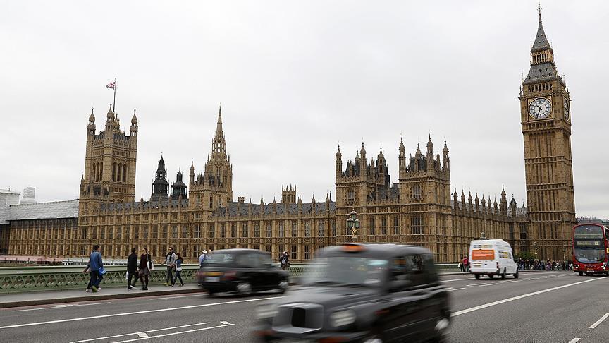 شرطة مكافحة الإرهاب تحقق في حادث تصادم بحواجز البرلمان البريطاني