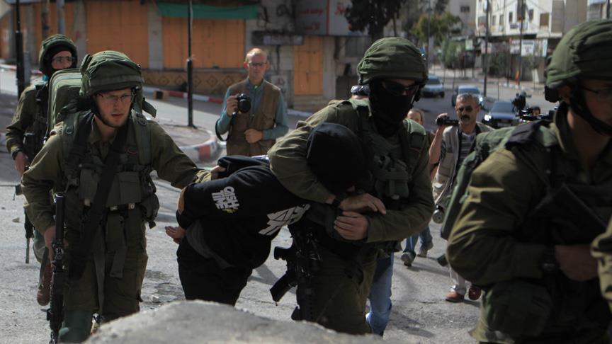  İsrail güçleri ikisi kadın 28 Filistinliyi gözaltına aldı