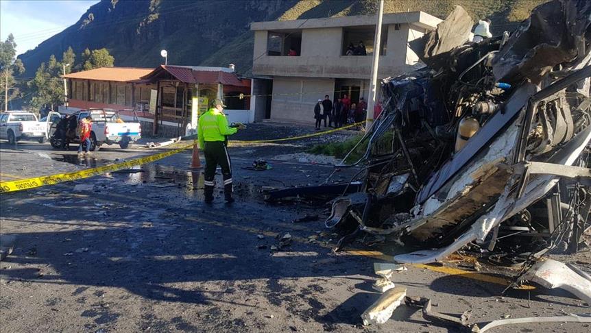 Presidente de Ecuador destituye directivos por accidente de bus