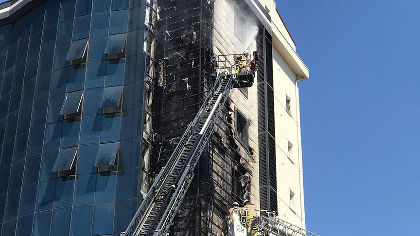 Ataşehir'de plazadaki yangın söndürüldü