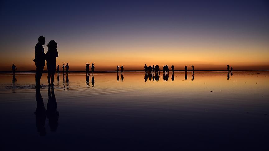 Flamingo cenneti Tuz Gölü'ne turist akını 