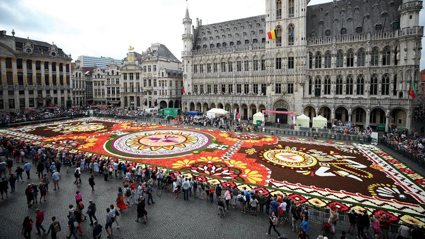 Grande Place meydanı Latin motifli çiçek halıya bezendi