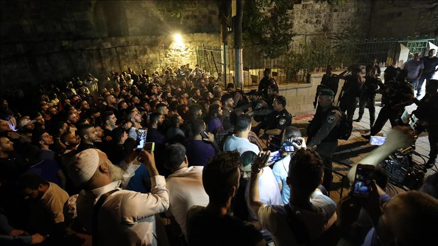 İsrail polisinden Mescid-i Aksa kapısındaki Filistinlilere müdahale