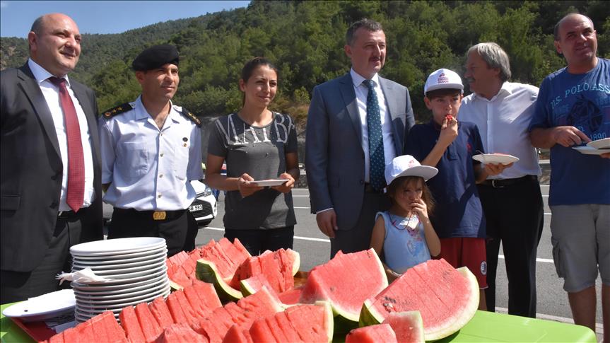 Validen sürücülere karpuz ikramı