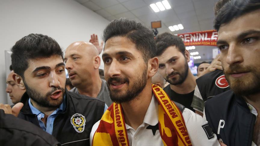 Emre Akbaba Galatasaray için İstanbul'a geldi