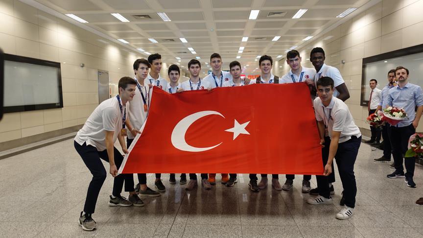 Avrupa üçüncüsü genç basketbolcular çiçeklerle karşılandı