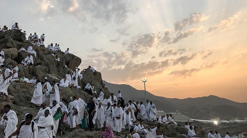 Hajj pilgrims climb Saudi Arabia's Mount Arafat