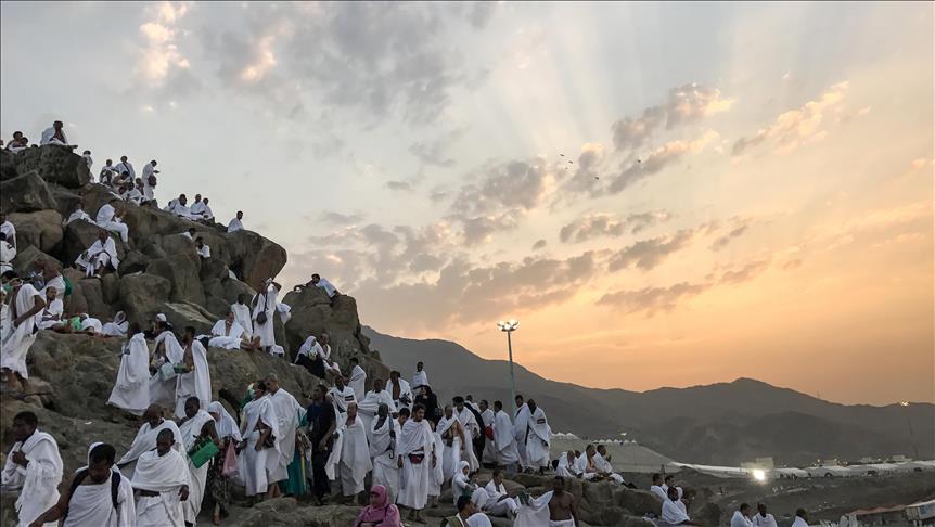 En el Hajj, los peregrinos escalan el Monte Arafat en Arabia Saudita
