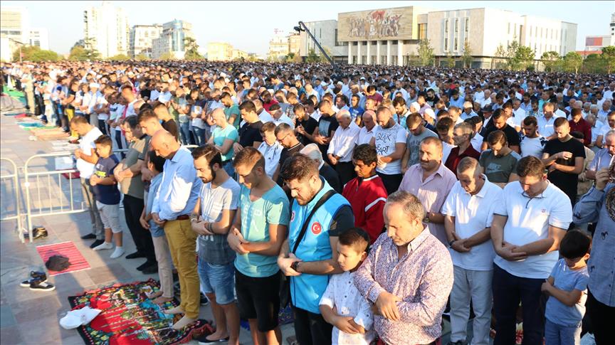Besimtarët muslimanë në rajon falën namazin e Kurban Bajramit