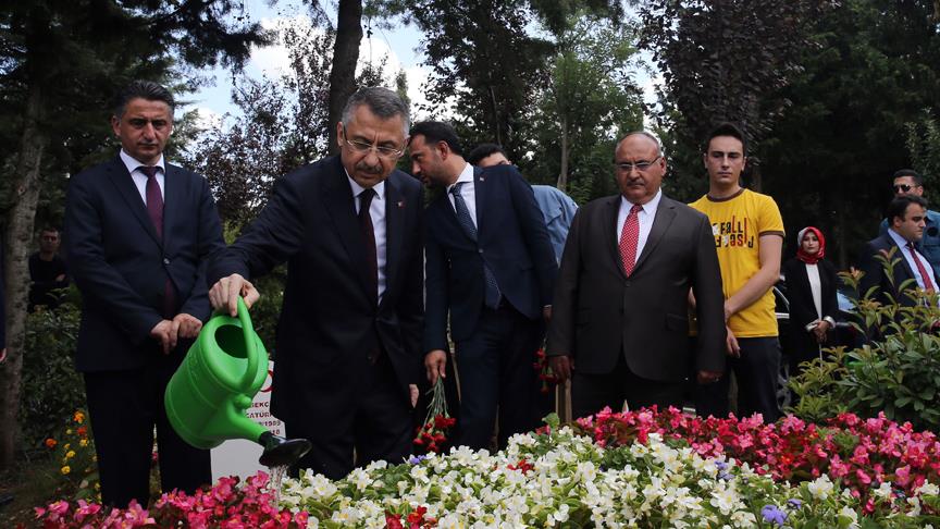 Cumhurbaşkanı Yardımcısı Oktay'dan şehitlik ziyareti