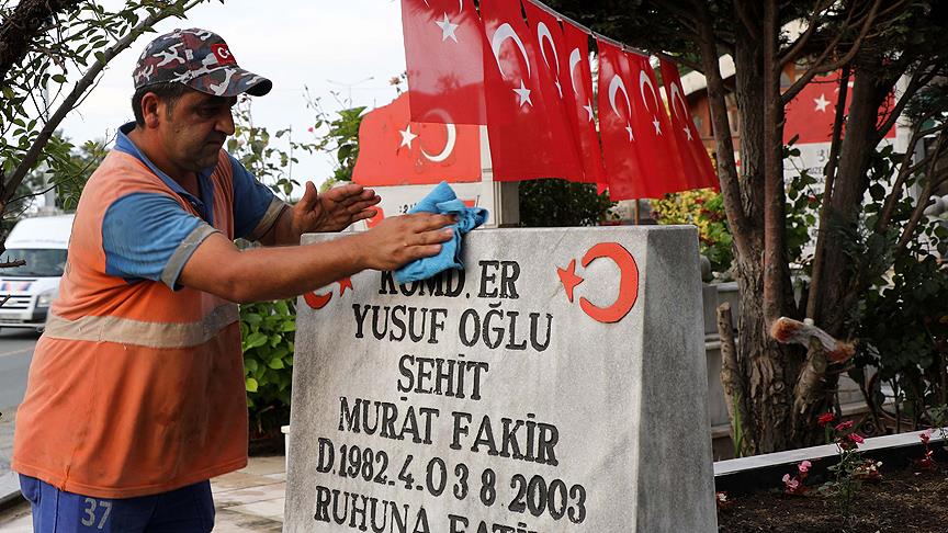 Şehit mezarlarının gönüllü temizlikçisi