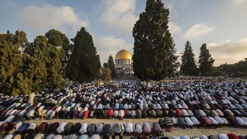 Cent mille palestiniens accomplissent la prière de l’aïd à al-Aqsa 