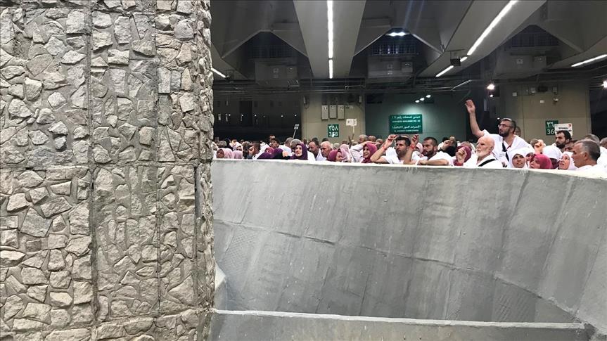 Jemaah haji mulai ritual lempar jumroh di dekat Mekkah