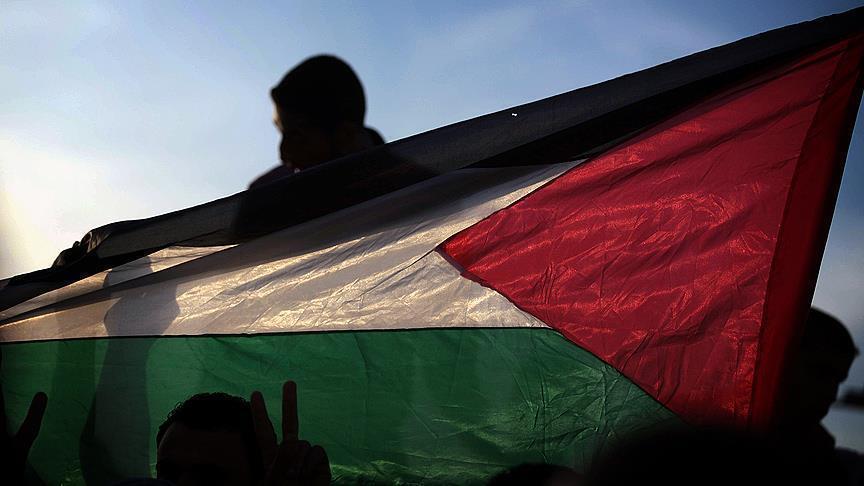 مشروع قانون إسرائيلي جديد: السجن سنة لمن يرفع العلم الفلسطيني