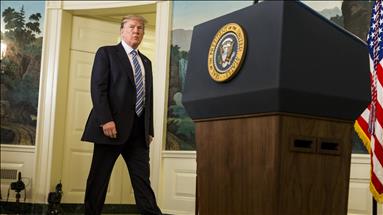 Trump warns impeachment would crash US market