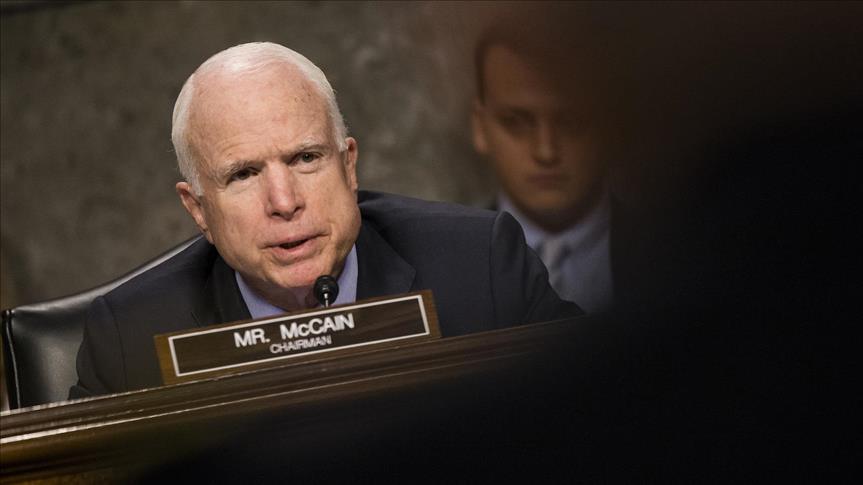 Tunduk pada tekanan, Trump perintahkan bendera setengah tiang untuk McCain